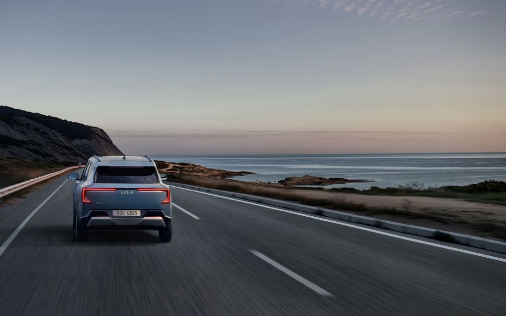 سيارة كيا EV5 إصدار 2025 من الخلف