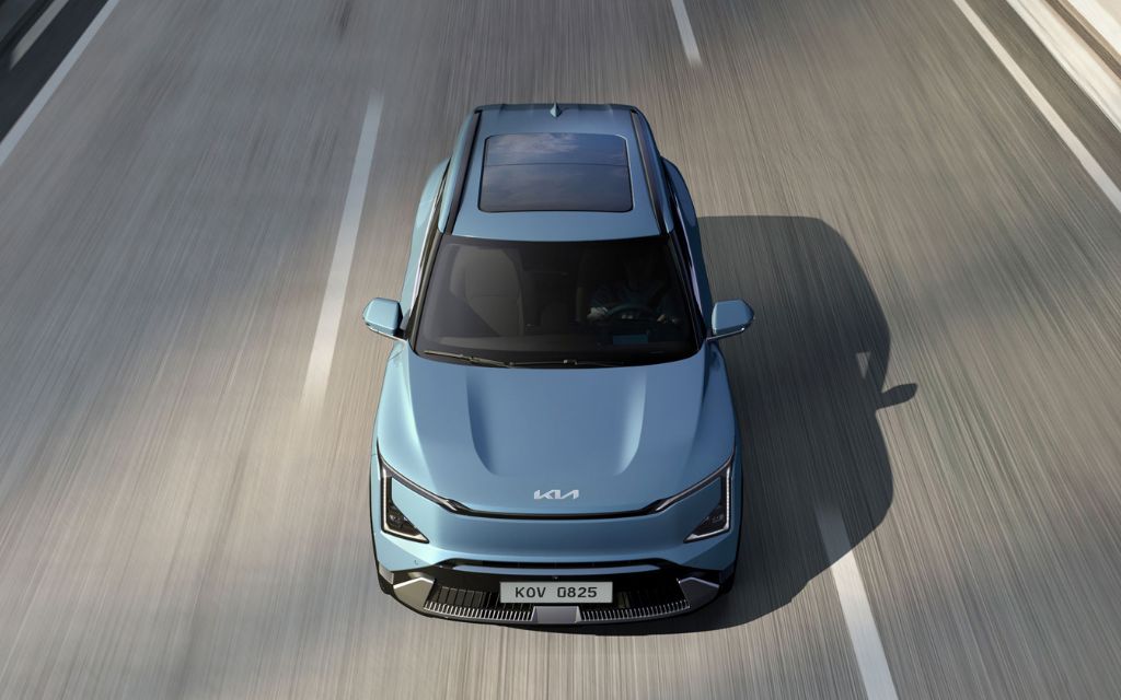 سيارة كيا EV5 إصدار 2025 زرقاء على الطريق