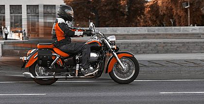 رجل يقود دراجة