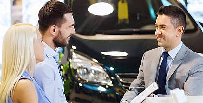 رجلان يتحدثان