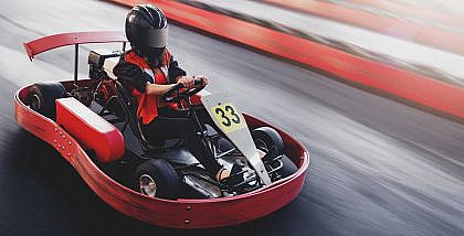 شخص يقود سيارة كارتينج