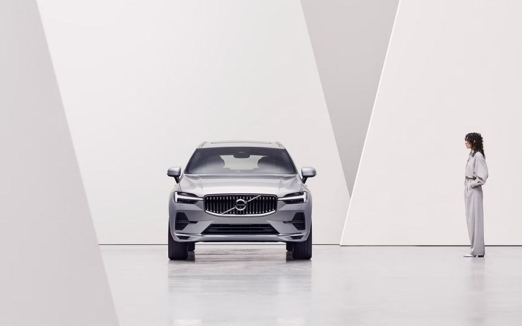 سيارة فولفو XC60 إصدار 2025 فضية من الأمام