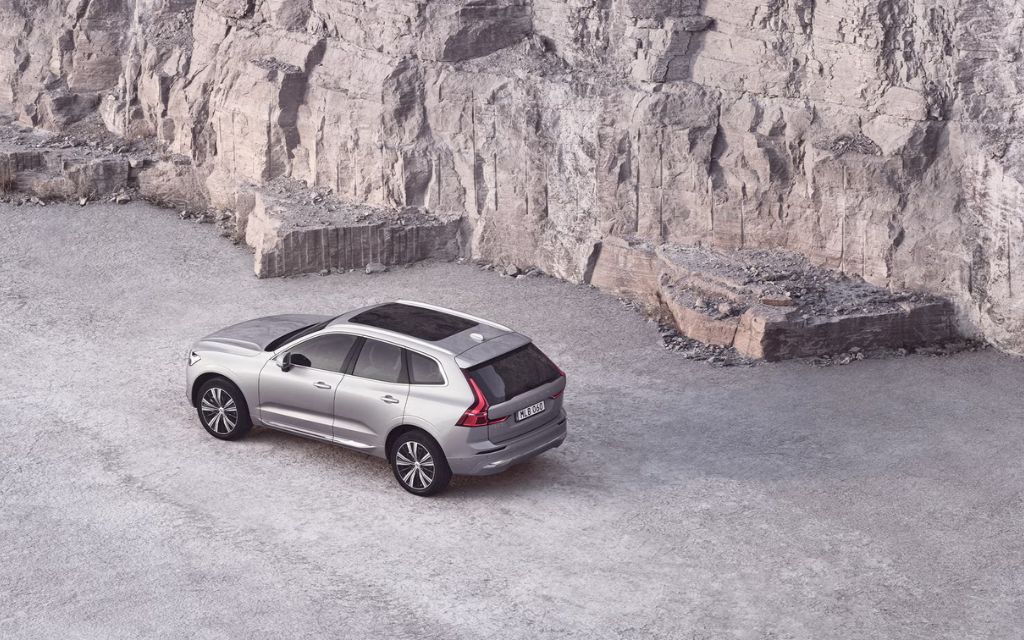 سيارة XC60 2025 من الخلف