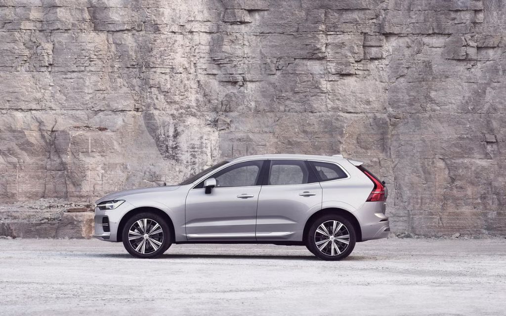 سيارة فولفو XC60 2025 فضية من الجانب