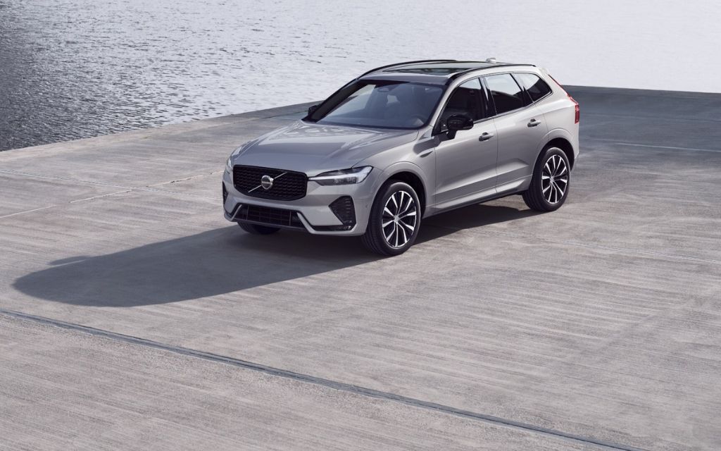 سيارة فولفو XC60 إصدار 2025 فضية من الجانب والأمام