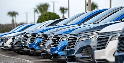 سيارات بجانب بعضها