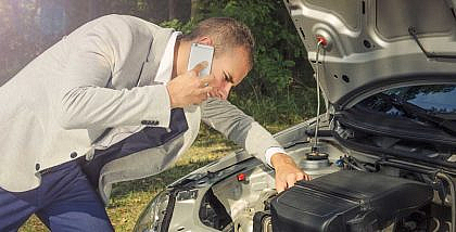 رجل يتفحص سيارة