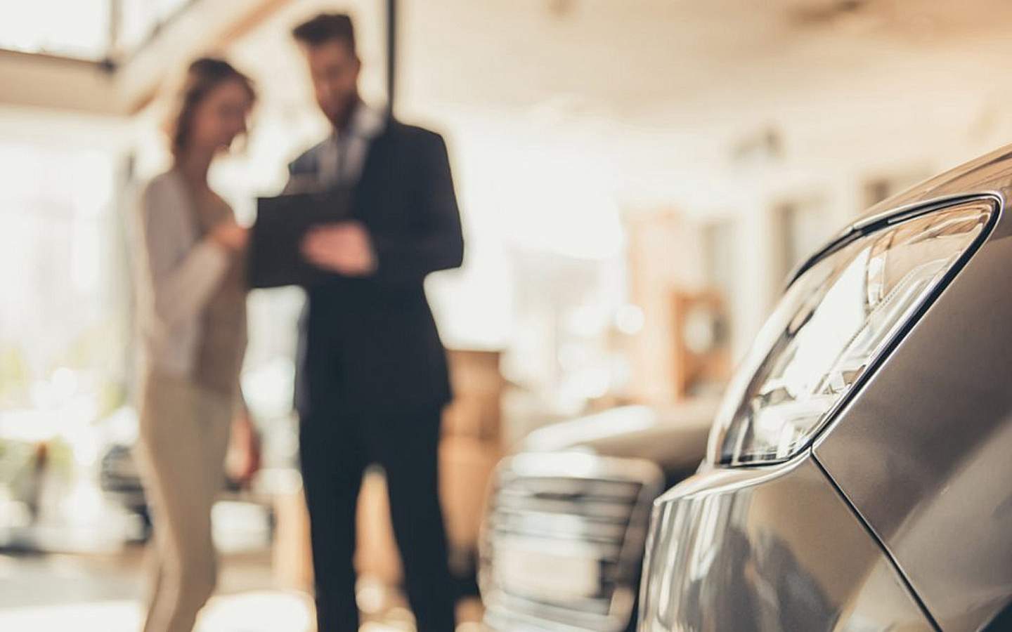موظف يقدم معلومات عن سيارة في أحد المعارض