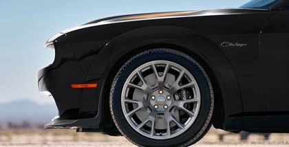 سيارة دودج سوداء