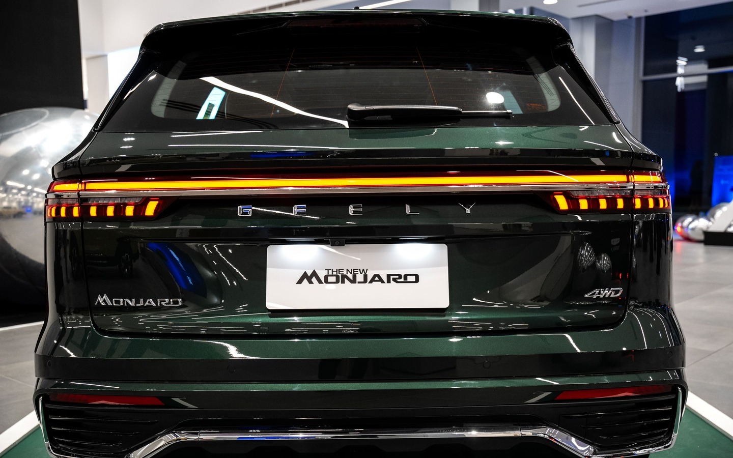 سيارة جيلي مانجارو من الخلف