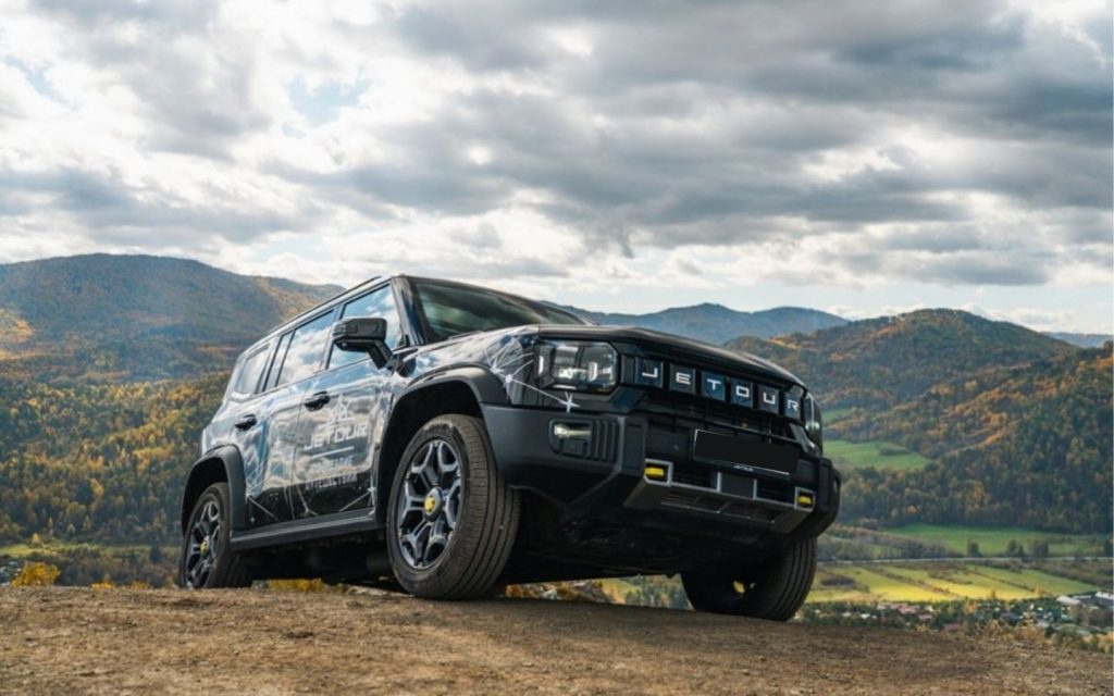 Jetour T2 off-roading on a hill