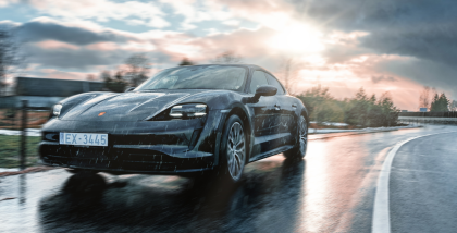 سيارة بورش على الطريق