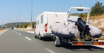 سيارة تسحب قارب