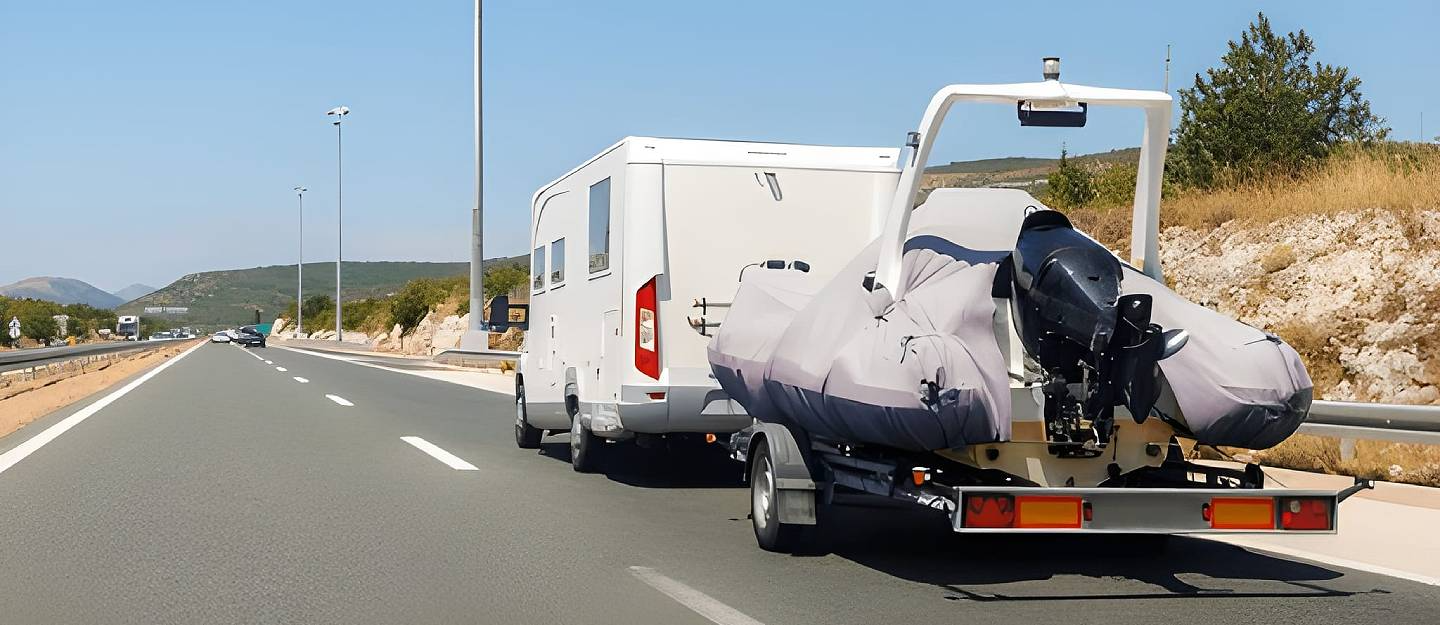 سيارة تسحب قارب