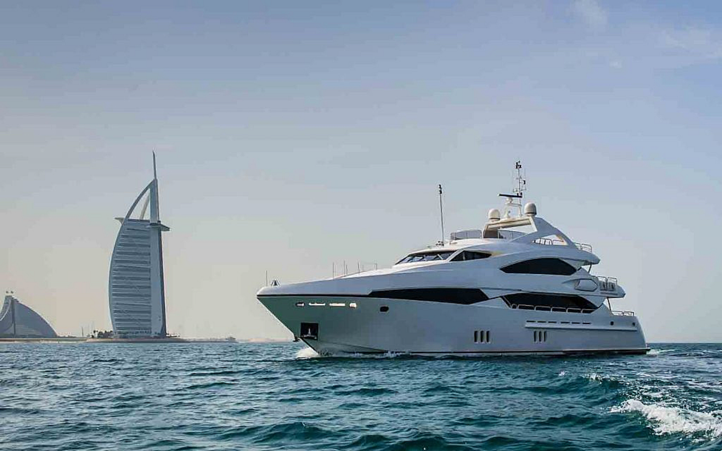 يخت في البحر