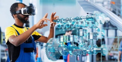 رجل يرتدي قناع