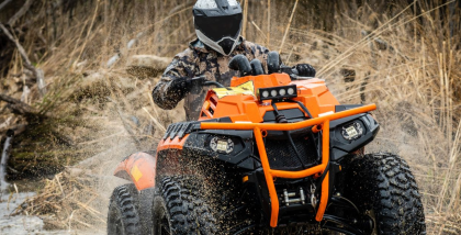 رجل يقود دراجة