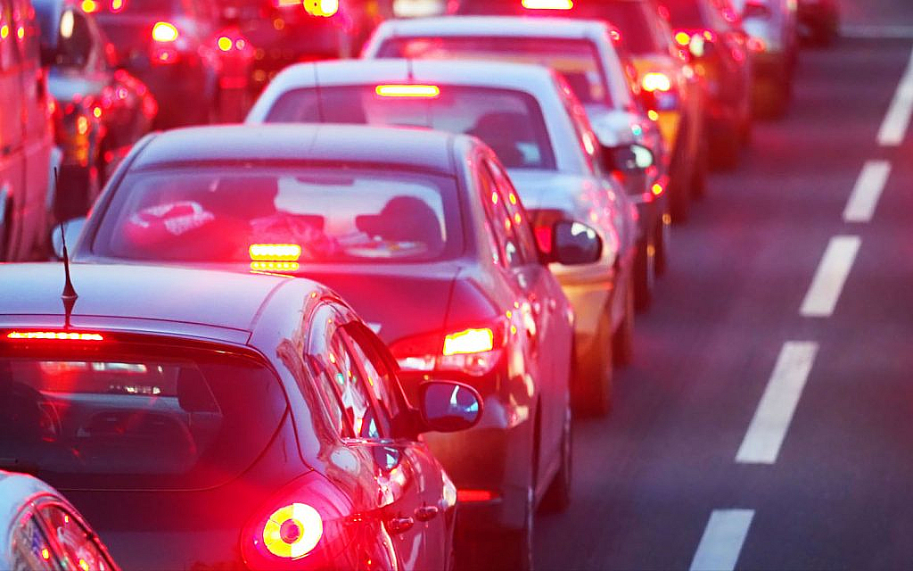 learn about defensive driving techniques in the UAE to apply car brakes in time
