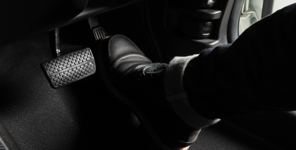 شخص يضغط على دواسة الفرامل