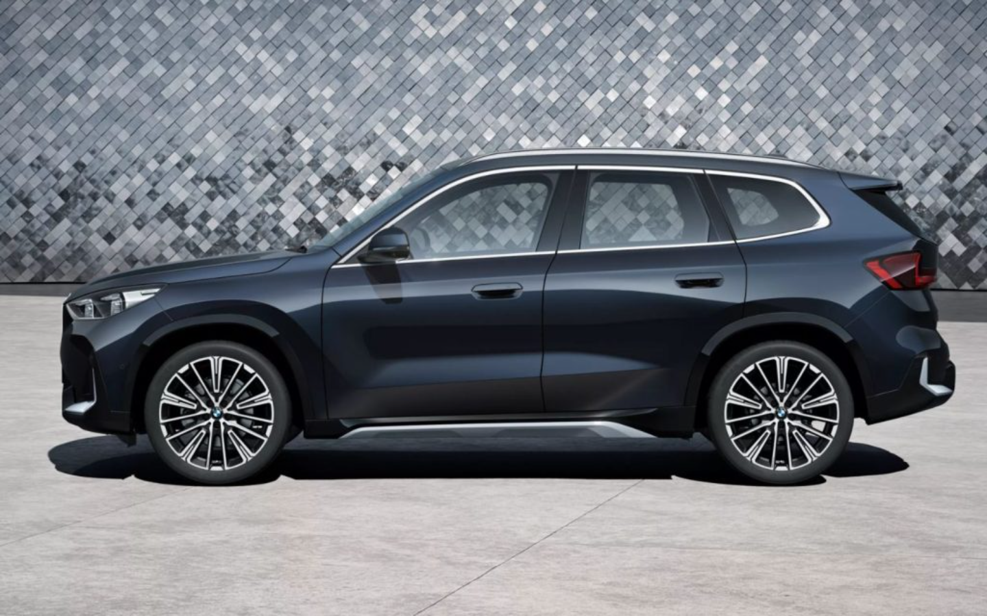 سيارة بي ام من الجانب