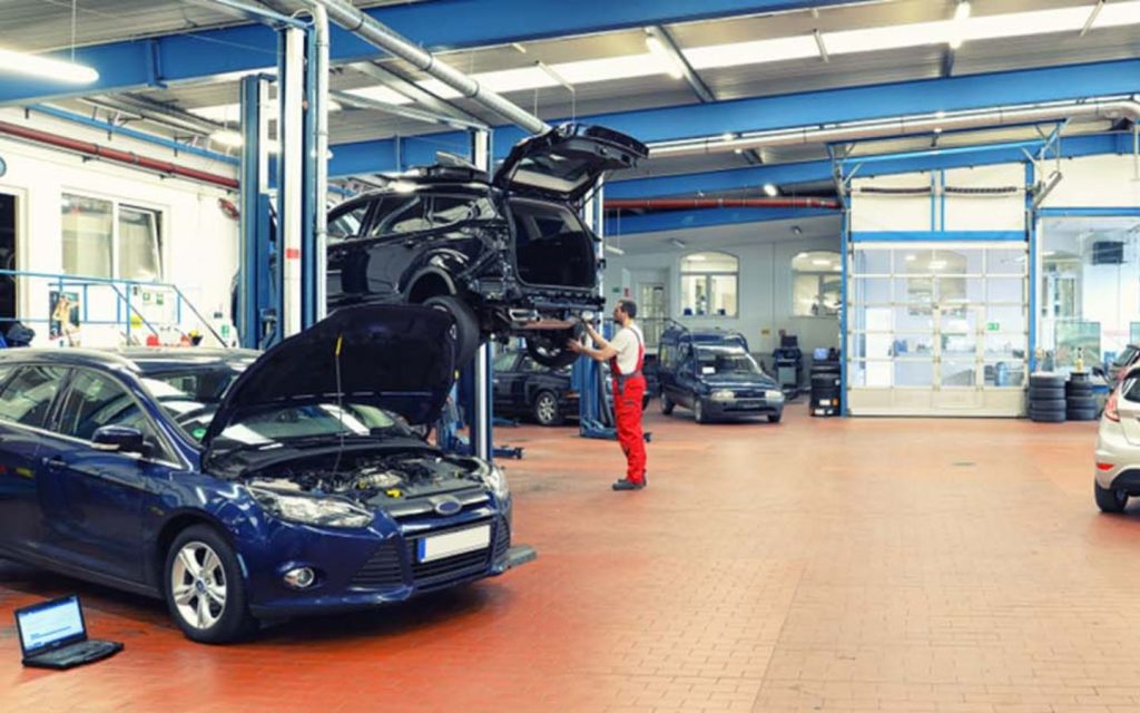 Workshop in the UAE repairing car 