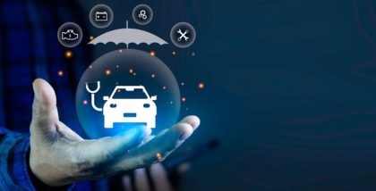 شحص يحمل صورة سيارة كهربائية