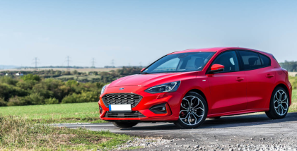 سيارة فورد فوكس حمراء