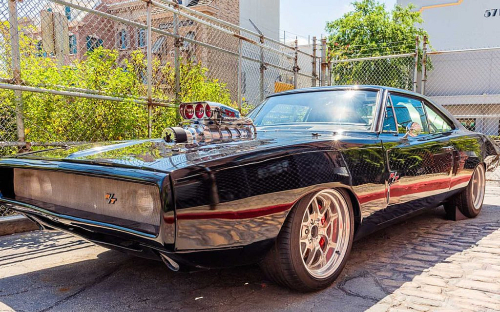 سيارة دودج تشارجر R/T إصدار 1970 سوداء