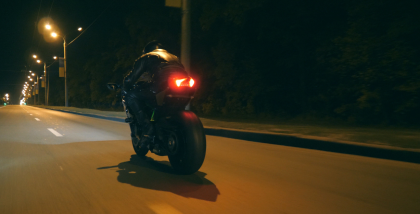 شخص يقود دراجة نارية في الليل