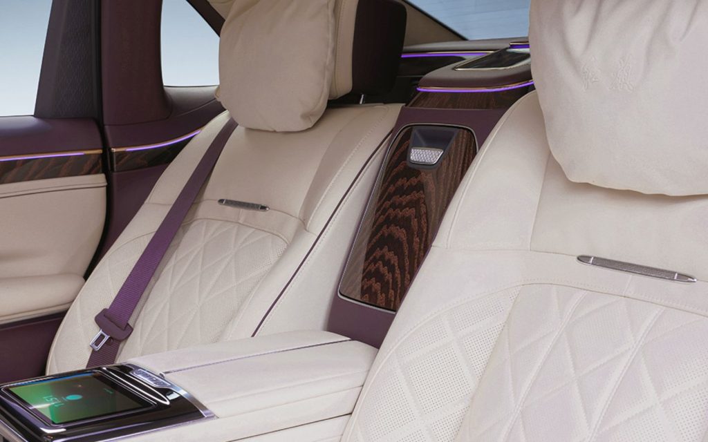 The Hongqi Golden Sunflower GUOYA interior features a refined, balanced layout.