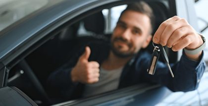 شخص يحمل مفتاح