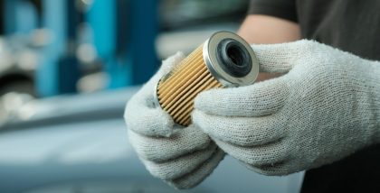 شخص يحمل فلتر سيارة