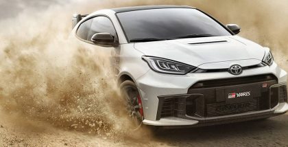 سيارة تويوتا جي آر 2026 على الرمال