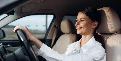 سيدة تقود سيارة