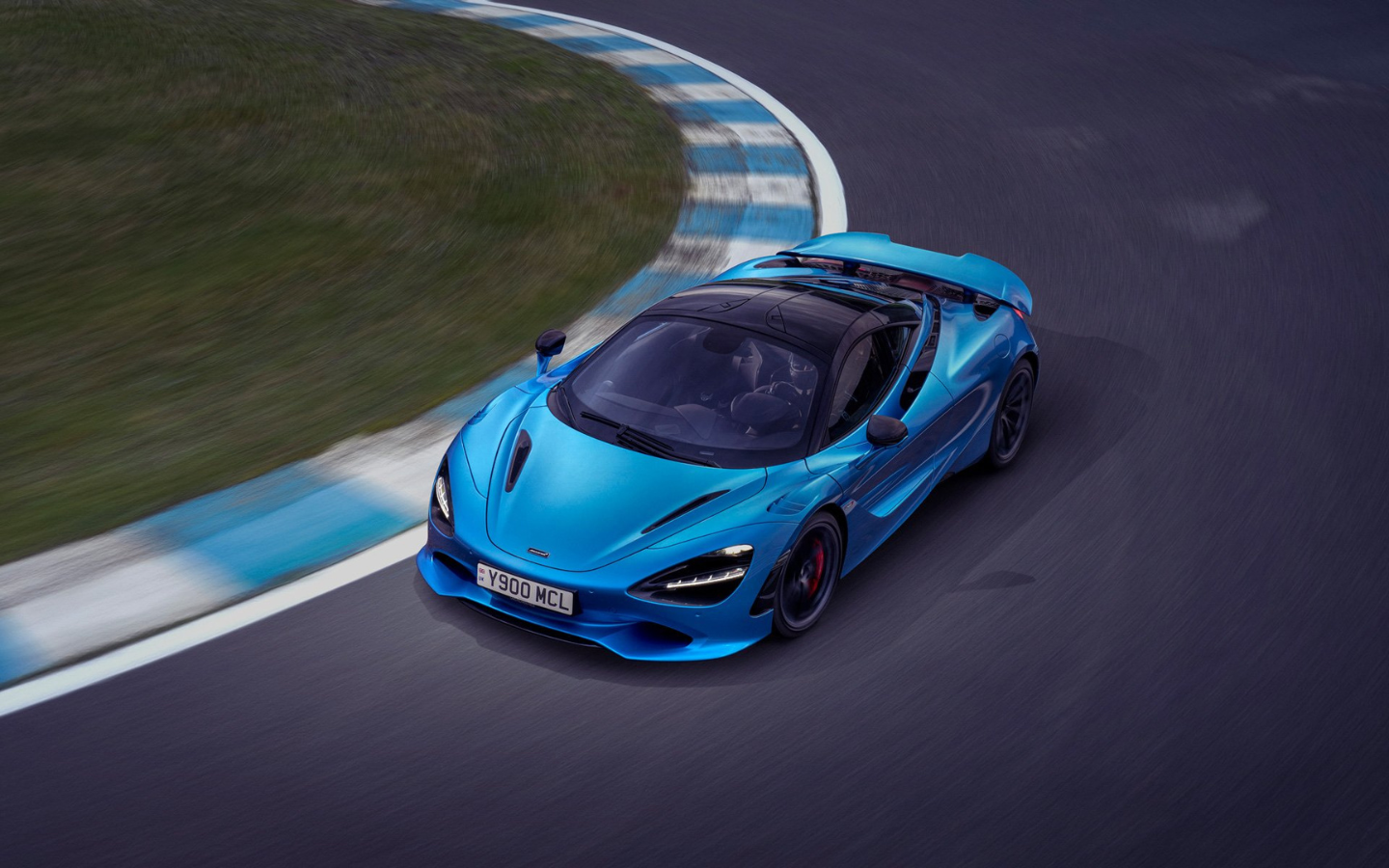 سيارة ماكلارين 750S زرقاء