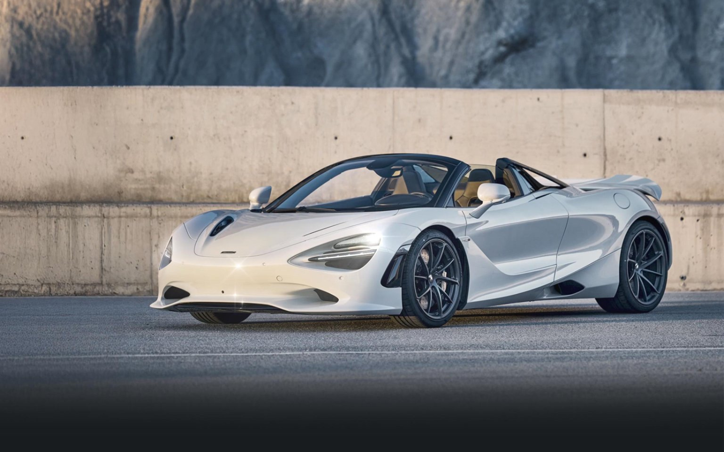 سيارة ماكلارين سبايدر 750S مكشوفة بلون أبيض