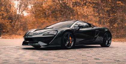 سيارة ماكلارين سوداء