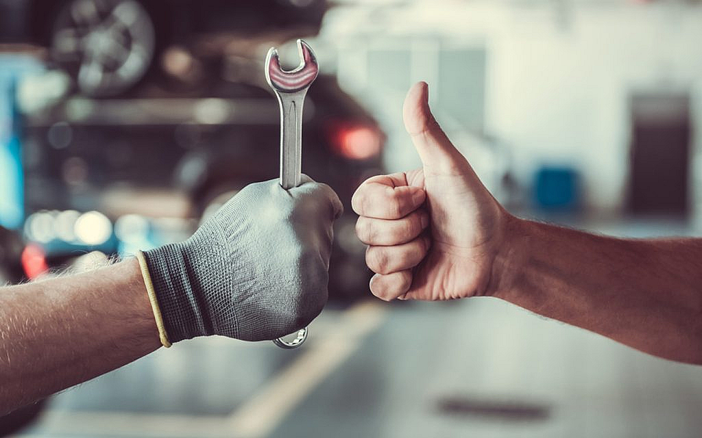 Find trusted services for rearview mirror repair in the UAE
