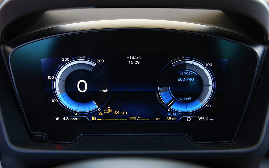 Heat pump works as both air conditioner and EV battery heating system 