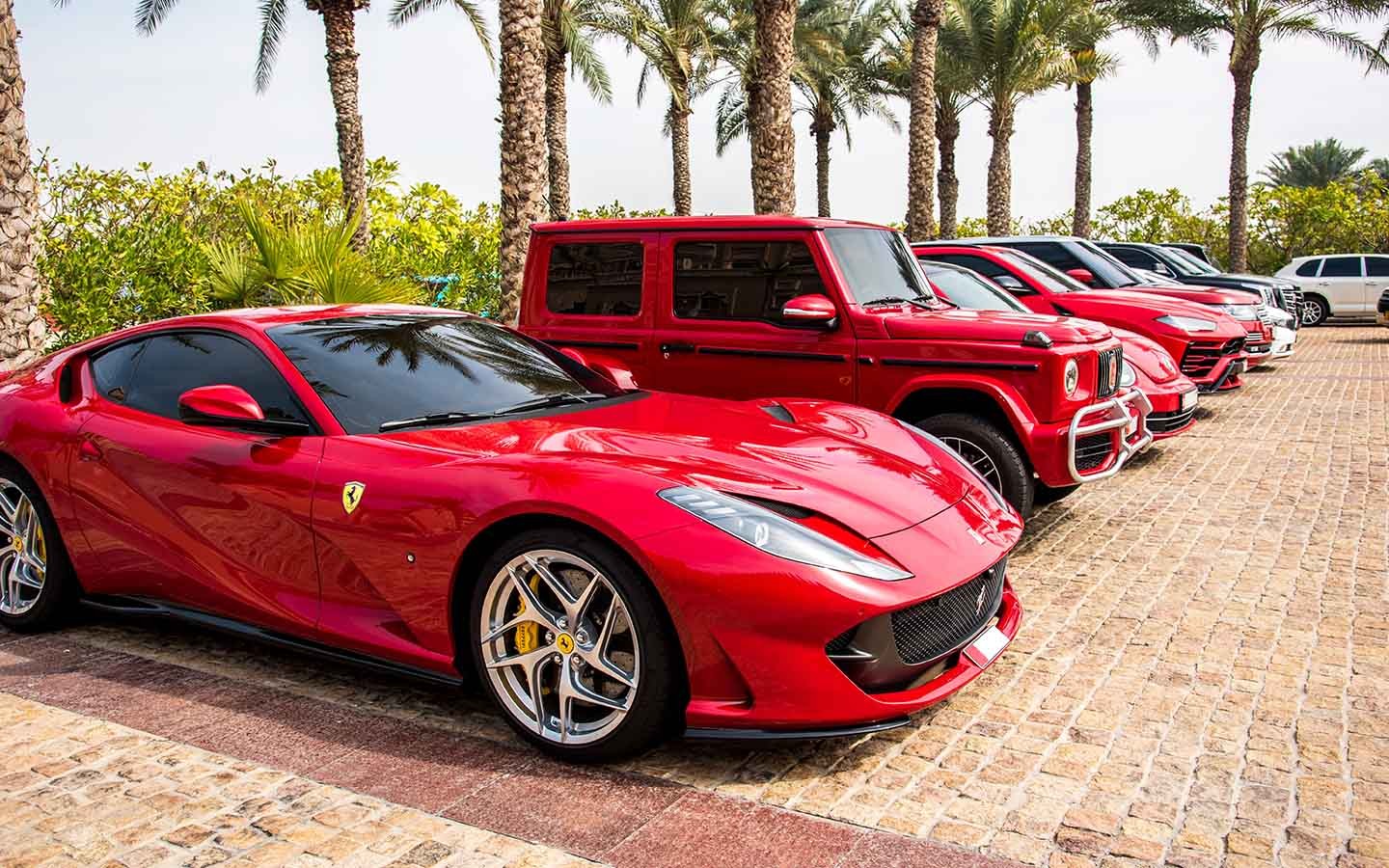 سيارات فاخرة حمراء