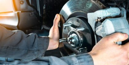 شخص يقوم بتركيب قرص فرامل سيارة