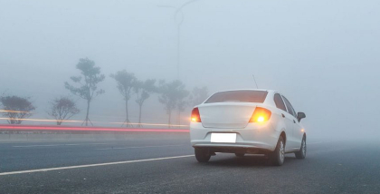 سيارة في الضباب