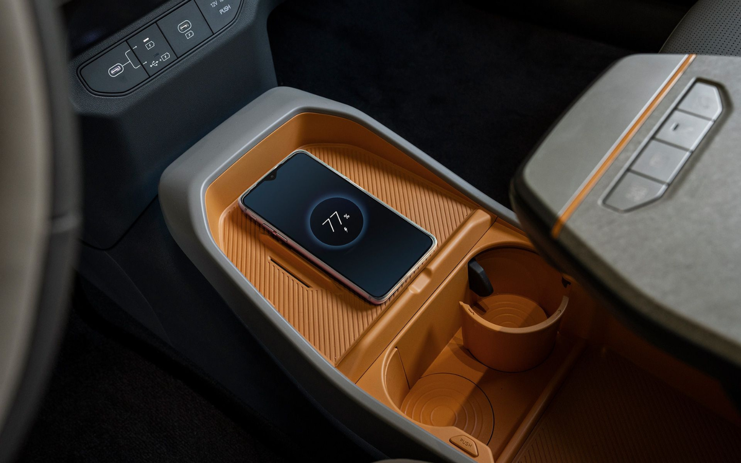 شاحن لاسلكي للهواتف في سيارة كيا EV3 2026