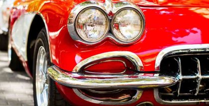 سيارة حمراء