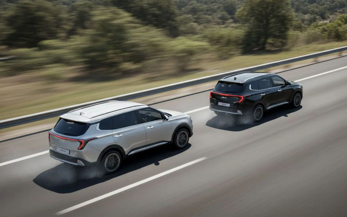 سيارتا كيا كارينز 2026 على الطريق