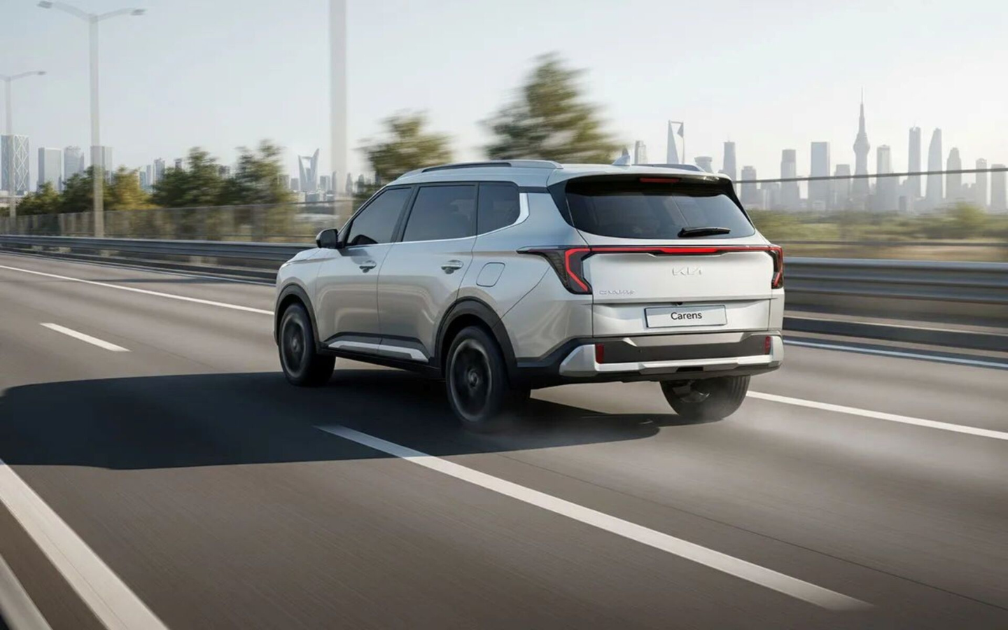 سيارة كيا كارينز إصدار 2026 على الطريق