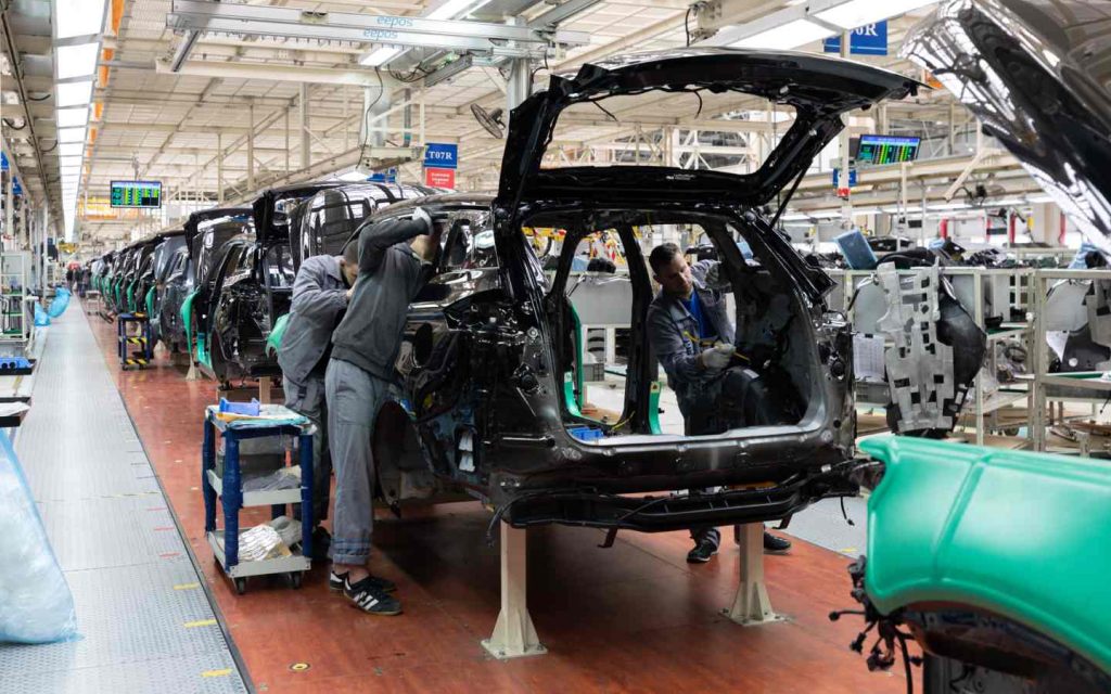 CKD vs CBU cars comparison showing vehicle manufacturing process