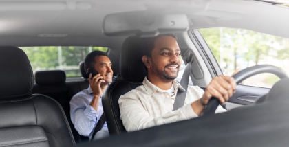 سائق سيارة أجرة مع راكب