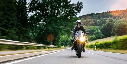 رجل يقود دراجة