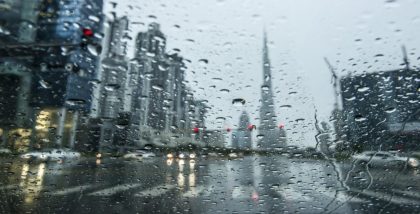مخالفات القيادة أثناء المطر في الإمارات